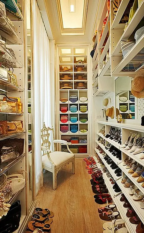 Хотя этот шкаф больше, чем шкафы, к которым я привык, это не физически огромный шкаф … он просто использует каждый квадратный дюйм для удобства хранения и определенно обеспечивает массивный удар для доллара.