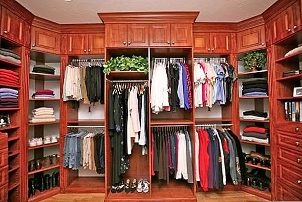 Совет для организации вашего шкафа состоит в том, чтобы разделить предметы на группы (например: платья, юбки, брюки, повседневные рубашки, рабочие рубашки и т. Д.) И повесить их соответственно. (Не забудьте периодически поворачивать одежду, чтобы максимально использовать пространство вашего шкафа.) Сделайте еще один шаг вперед и организуйте по цвету для окончательной организации одежды.