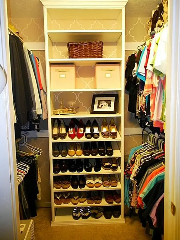 Когда шкаф выглядит как страшное подземелье, скорее всего, вы не захотите тратить много сил на организацию чего-либо там. Немного хорошеньких обоев (или расписанный трафаретный дизайн) - это один из способов добавить прикосновение класса к шкафу, что делает его на самом деле ощущением большей части вашего дома.