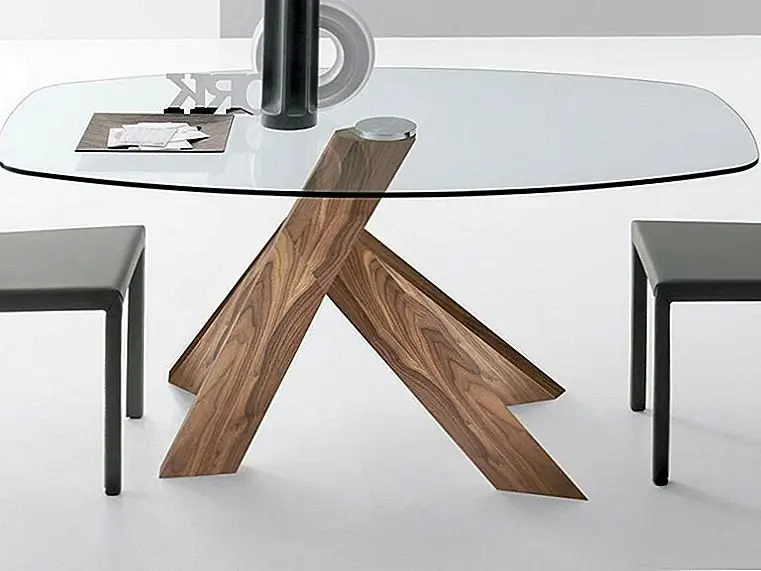 В столе Elipse есть деревянная основа из орехового дерева и бочкообразная закаленная стеклянная крыша. Верх и основание соединены в одной точке в центре стола. Основание затем формирует 4 твердых ноги в асимметричном дизайне и доступно в трех вариантах: орех, белый с лакированной отделкой или серый с глянцевым взглядом.