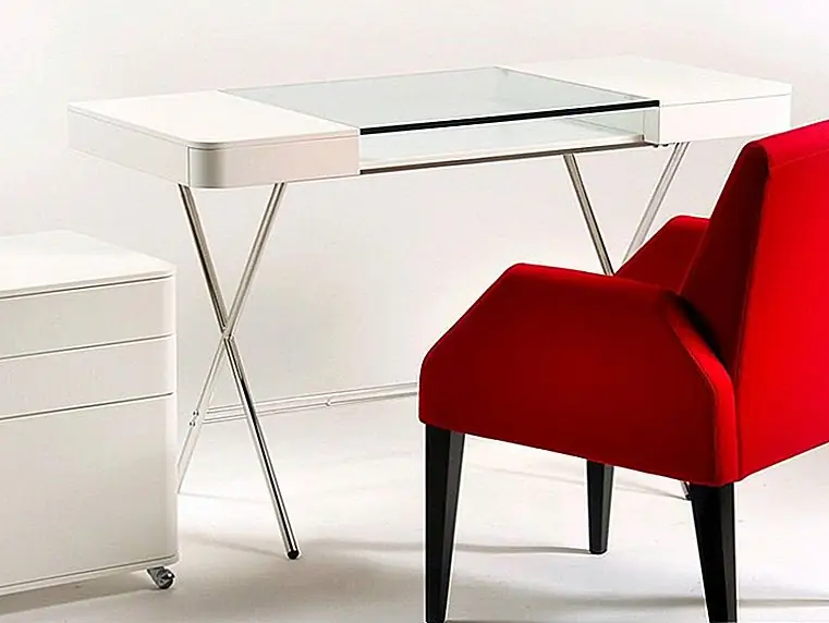 Стол Cosimo был разработан Марко Занусо и доступен в двух вариантах. У одного есть прозрачная стеклянная крышка в центре и два ящика с каждой стороны, а у другого есть верхняя часть MDF плюс два ящика. Он имеет хромированную металлическую раму, а выдвижные ящики изготовлены из белого лака или из медного дубового шпона, украшенного венге. {Найдено на adentro}.