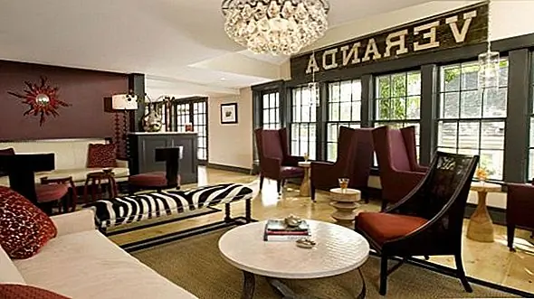 Это немного мужское и невероятно модное. Охридская бургунда жестока и драматична. Смешайте его с некоторыми нейтралами, чтобы он не одолел меньшего пространства, но чтобы он переместил его на верхний уровень, достойный короля, обязательно добавьте некоторые золотые оттенки. Выберите, чтобы нарисовать одну стенку акцента, затем используйте пару отличных предметов мебели в этом цвете, чтобы создать богатое королевское чувство.