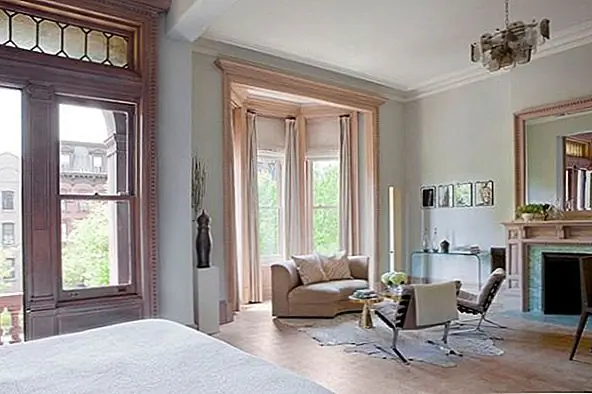 Эта комбинация все тонко. Независимо от того, как вы решите использовать цвета, это прекрасный, изящный и легкий взгляд на изменение сезона. Персик осветляет пространство, лиловый приносит богатство в комнату, и нейтральное спаривание позволит цветам сиять. Это отличный взгляд на кабинет, домашний офис или даже в столовую. И это выглядит особенно замечательно, когда смешался серый цвет.