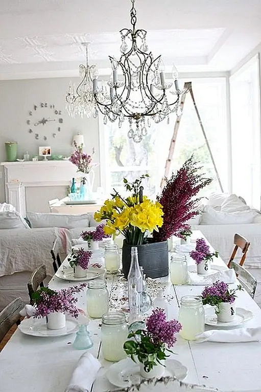 С некоторыми замечательными домашними частями вы действительно можете отправиться в чистую белую комнату. Эти цвета могут быть слишком яркими для стены, но вы действительно можете превратить комнату от зимы до весны в мгновение ока с подушками, акцентом, свежими цветами или новым стеновым искусством. Они бесплатно и представляют весну в полной мере.