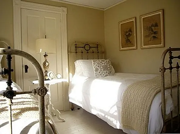 Несмотря на нейтральные, а не ваши типичные весенние цвета, эта пара открывает комнату и все еще выглядит светлой и яркой. И вы можете использовать его круглый год с правильными акцентами. Но весной пары нейтралов с еще более нейтральными для чистого и расслабляющего пространства. Попробуйте в своей спальне или на кухне!