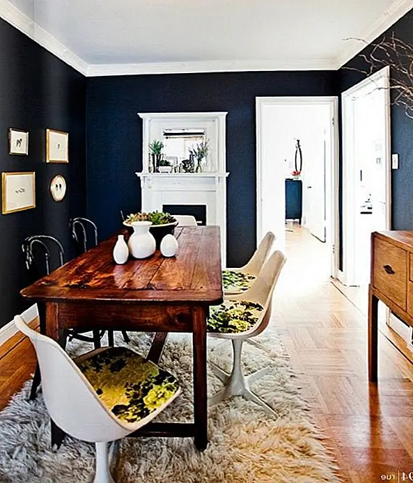 Картина всех четырех стен вашей столовой темно-синего создает наилучшую основу для столовой в деревенском стиле. Чистая палитра достаточно смелая, чтобы создать элегантную изысканность, добавляя легкие кремовые и коричневые аксессуары, которые появляются внутри комнаты. Деревянный стол и слегка окрашенный шерстяной коврик удерживают комнату в тени, не отрываясь от сильного эффекта стены. {Image from sweetthingblog}.