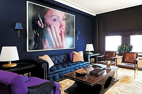 Синий синий может легко действовать как классический черный. Подобно черному, этот оттенок синего можно сочетать с любым цветом и быть стильным и шикарным. Таким образом, использование флотов на стенах вашей гостиной - это простое решение, если вы хотите, чтобы комната была наполнена множеством смешанных аксессуаров и мебели. Это отличная база для эклектичной комнаты, наполненной изящными фигурами.