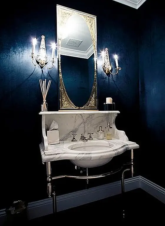 Вы влюблены в свою женскую и кокетливую викторианскую ванную? Ну, если он начинает выглядеть немного потрепанным и не слишком шикарным, попробуйте немного изменить цвета стен. Похлопайте пальто темно-синей краской, чтобы добавить интерес и театральность к менее модной ванной. Возможно, даже добавьте несколько свечных бра на стену, чтобы зажечь синюю стену и создать немного романтики.