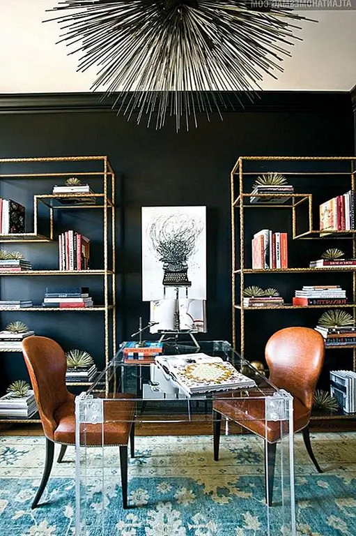 Синие стены ВМФ в домашнем офисе смелые, но всегда будут работать, если вы будете использовать свое воображение. Дайте пространство, в котором вы работаете, добавив дополнительную энергию, создав расслабляющую темноту. Затем, укрась комнату обратно с удовольствием, легкие аксессуары. Смешные кусочки настенного искусства, тонкие книжные полки и интересные столы и стулья сделают для вдохновляющего пространства.