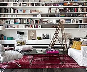 Сладкая парижская квартира с ярким ковром в гостиной