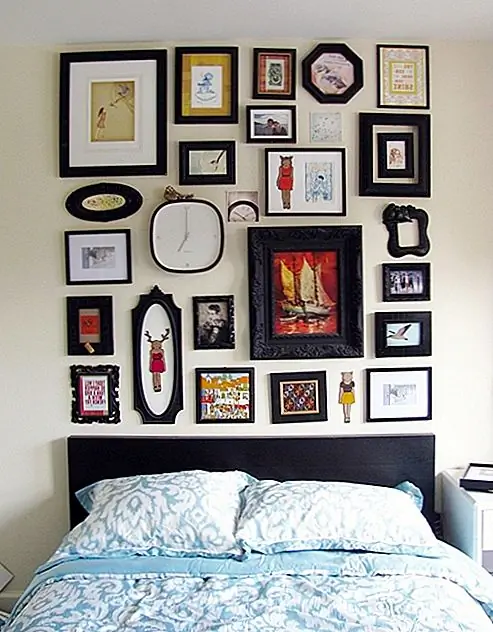 Это очень простое решение для вашей спальни. Соберите некоторые из ваших любимых фреймов, фотографий или художественных работ (опять же, все, что вы хотите!) ….. и получайте удовольствие от разработки вашей композиции. Этот проект можно легко сделать похожим на шикарный ансамбль, эклектичный беспорядок или даже очень красивый творческий гений. {Picture from source}.