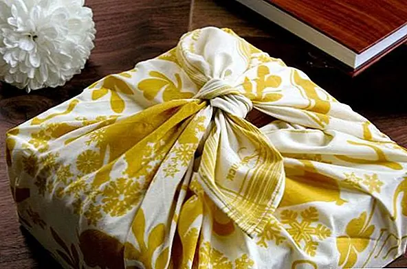 Это то, что мне нравится называть двумя фермами. Это не только уникальный и интересный способ обернуть чей-то подарок, но они получают два подарка в одном. Первое - это то, что внутри, а второе - красивая скатерть, которую вы выбрали, чтобы обернуть кусок. Конечно, вы можете использовать ломовую ткань, но скатерти бывают разных размеров, которые всегда имеют форму и отлично вырезаны!