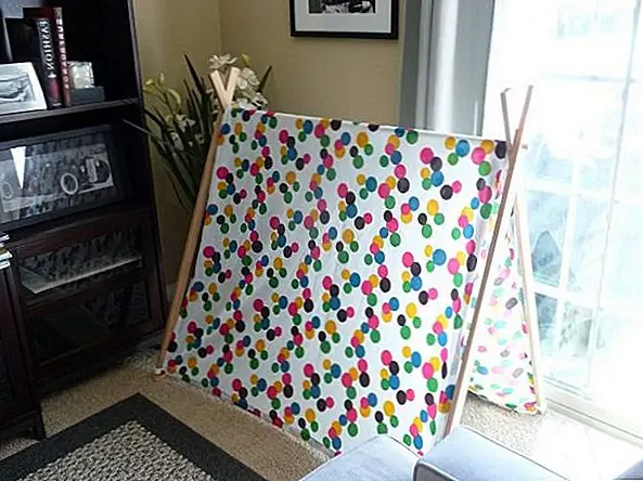 Используйте его во внутреннем дворике на отлично выветренном вечере или киддо в доме. Это восхитительно, очаровательно и так просто в использовании. Все, что вам нужно, это старая скатерть, чтобы это произошло! Это забавный проект, чтобы попробовать, и вы можете сделать несколько для всей семьи, чтобы наслаждаться! {Найден на домашнем блюде}.