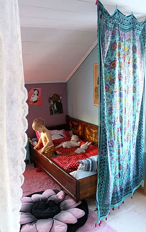 Для очаровательного, деликатного способа разделить комнату, попробуйте скатерть. Будь то большое или маленькое пространство, скатерти легко повесить и создать конфиденциальность и разделение. Нам нравится, как ткань создает более легкую, мягкую «стену», чем нечто слишком жесткое или конкретное. И это легко изменить.