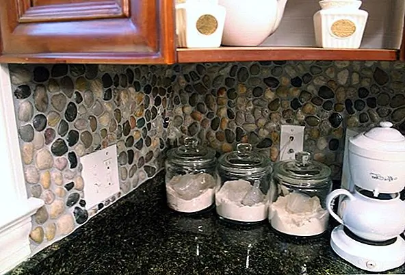 Это может быть моим любимым выбором, потому что я всегда был поклонником камней и камней! Если вы столкнулись с простым учебным пособием, это идеальный деревенский выбор, который по-прежнему очень шикарный. Это добавляет текстуру и неожиданность для ваших стен, не будучи властным и все еще остается очень органичным.