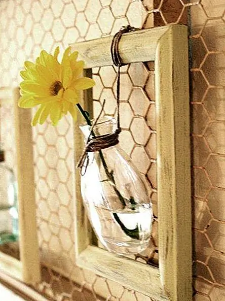 Использование куриной проволоки в качестве backsplash, вероятно, будет вашим самым простым выбором с точки зрения выполнения этого самостоятельно. И это, вероятно, будет вашим самым безопасным выбором с точки зрения того, чтобы придерживаться деревенской апелляции. Вы не можете ошибиться с куриной проволокой!