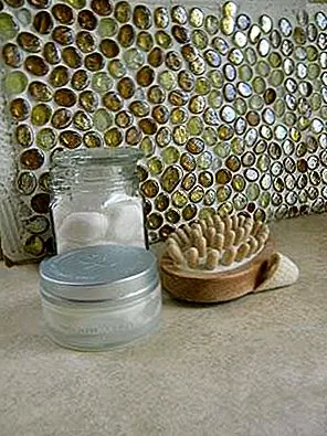 Для более высококлассного деревенского края попробуйте стеклянные гальки. Это отличный DIY для работы, и вы можете найти эти маленькие милашки любого цвета, которые вам нужны! Используйте более или менее, будьте творческими!