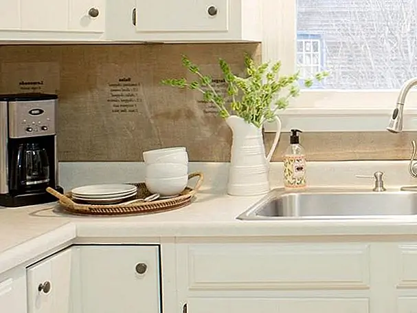 Каждый, кто любит деревенские вибрации, вероятно, любит и использует много мешковины, учитывая его универсальность. И эта мешковина backsplash, напечатанная с любимыми рецептами, не только восхитительна, но и очень шикарна! {Найдена в diynetwork}.
