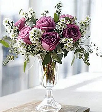 Хотя это не новая идея, люди забывают об этом. Красивая ваза, наполненная свежими цветами, никогда не выйдет из моды и всегда скрасит комнату и ваше настроение. Подбирайте цветы в зависимости от сезона и не забывайте поливать их! {С сайта}.