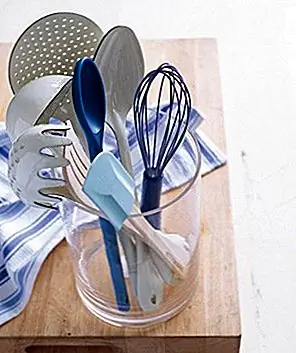 Еще две сделки за одну сделку - это идея «ваза как держателя». Опять же, он стильный, но все же годный к употреблению. Соберите свои шпатели, ложки и виски, выберете красивую (и более широкую) вазу, и у вас есть отличный способ показать и хранить ваши кухонные инструменты! {Picture from site}.