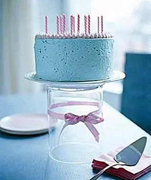 Если у вас есть более прочная ваза, переверните ее вверх дном и, как волшебство, у вас есть новая подставка для торта! Это мило, он универсален и прозрачен или цветен, это отличный способ продемонстрировать то, что вы выпекали. {Picture from site}.