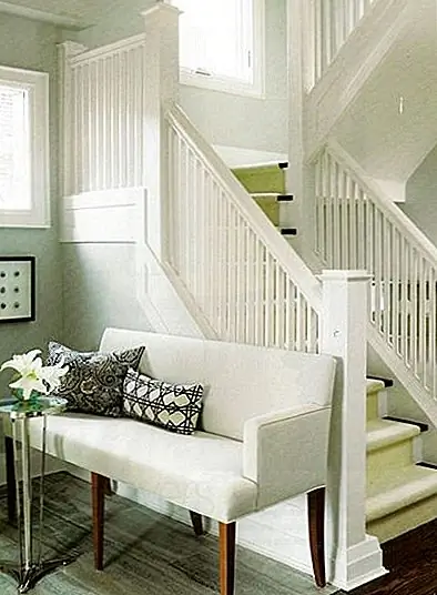 Еще один способ приветствовать ваших гостей, найти место для удобной маленькой скамьи в вашем фойе. Это добавляет немного индивидуальности и отлично подходит для того, чтобы сесть с вашей обуви, так что это тоже функционально! Вы даже можете использовать под скамью как место для хранения обуви и держать их вне поля зрения.