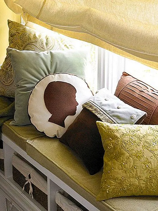 Создайте маленький уголок для чтения или уютное место, чтобы выпить свой кофе и посмотреть, как дети играют снаружи утром. Устройте мягкую скамью под окном эркеры и убедитесь, что вы добавили много подушек и одеял, чтобы они были удобными!