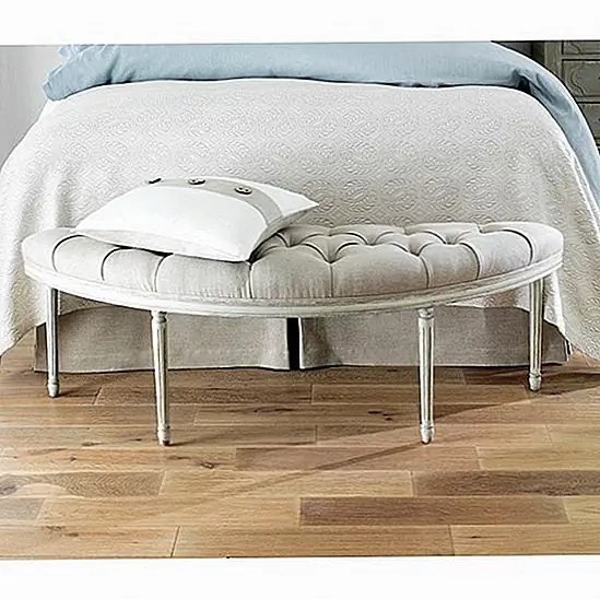 Еще одно прекрасное место, чтобы сесть и надеть обувь, собрать свои сумки в отпуск или добавить немного очарования в спальню у подножия кровати. Найти что-то с немного больше стиля и моды для спальни, но убедитесь, что это соответствует вашему видению и для комнаты.