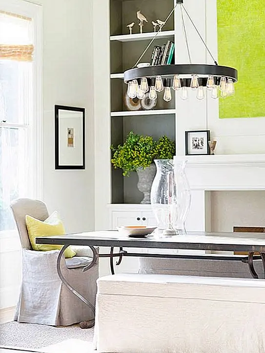 Это мой любимый способ использовать скамейку! Поместите нарядную скамью на столе вашего обеденного стола вместо стульев. Это добавляет некоторую забаву, личность и неожиданность к обычно однородной области.