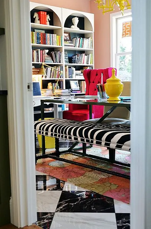 Встречаете дома? Или у кого-нибудь есть кофе? Поместите причудливую скамейку впереди или рядом со своим столом, чтобы вы могли поболтать и проделать определенную работу!