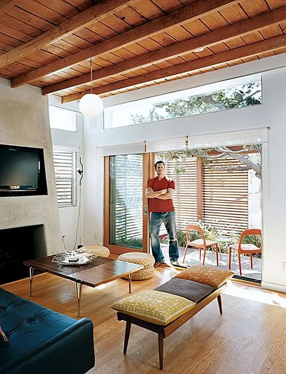 Всем нужно дополнительное сидение, особенно когда вся семья закончилась. Но почему бы не сделать что-нибудь забавное!? Добавление скамейки в область, облегающую вещи легче, чем добавление дополнительного дивана или ловеца.