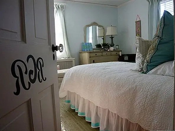 Отметьте свою спальню или даже детей, с некоторыми простыми инициалами. Покажите свою индивидуальность с выбором цвета и шрифта. Превратите его в аппликацию для удобства применения и удаления. Это так просто! Это беспорядок, без суеты, чтобы добавить стиль к дверям спальни. {Найден на конкретике предметности}.