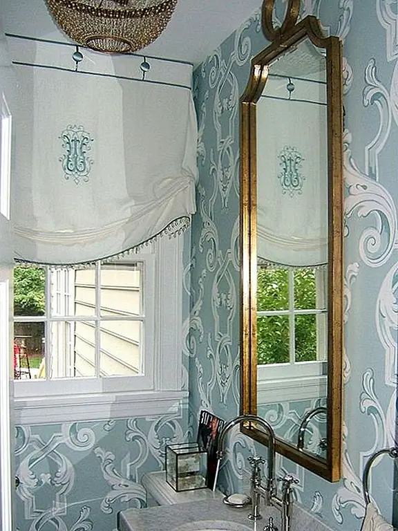 Даже ваши оконные процедуры на кухне и в ванной комнате могут выставлять напоказ ваше семейное имя. Это довольно традиционный вид, но традиция не обязательно плохая. Традиционный дом чувствует себя тепло, уютно и уютно. И эти маленькие монограммные биты добавляют только правильное количество стиля. {Найдено на kevinmalonerichmond}.