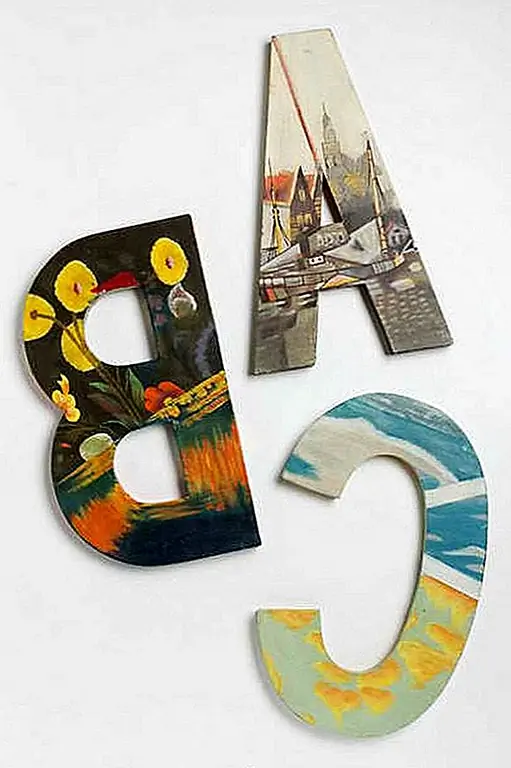 Очевидно, вы также можете создать собственное искусство стены. Письма отлично подходят для добавления коллажей в коридоре или для вешания на лестничной клетке. Купите деревянные или холстовые буквы, попробуйте свои навыки декупажа или нарисуйте их сами, чтобы получить точный вид, который вы хотите.