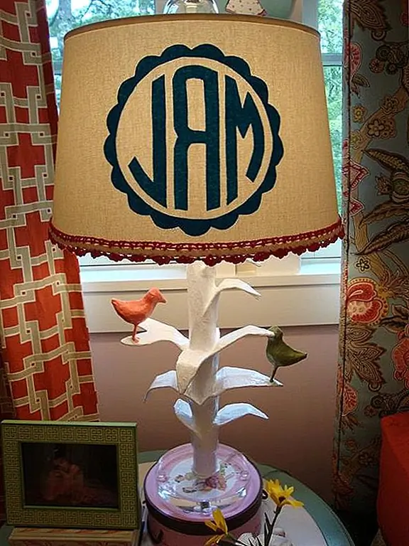 Абажуры могут нести больше дизайна, чем вы думаете. Это включает ваши инициалы. Нарисуйте их трафаретом, нарисуйте их своим дизайном или получите хитрость и наложите их! Просто убедитесь, что вы положили его в правый угол дома, чтобы его заметили. {Found on betterdecoratingbible}.