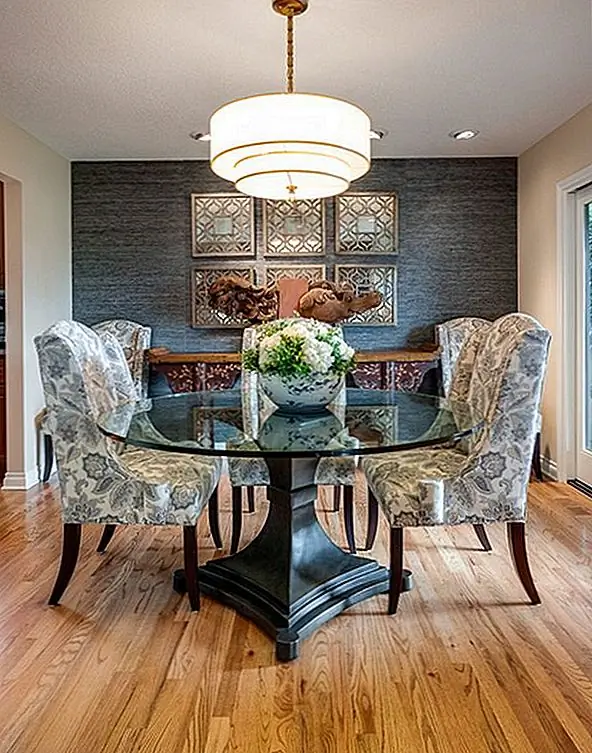 Кроме того, обеденный стол со стеклянной крышкой довольно универсален, поэтому вы можете включить его в различные декорации интерьера. Стеклянные столешницы отлично смотрятся в старинных и традиционных домах, а также в современных и современных помещениях.