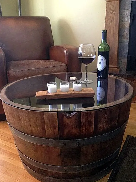 Стеклянная крыша может быть добавлена к старому столу, к старинной швейной машине, к деревянному сундуку, бочке и всевозможным другим вещам, и вы можете превратить свой стол в отличный проект DIY.