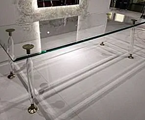 Стеклянные обеденные столы - смотря светлые и стильные без материи