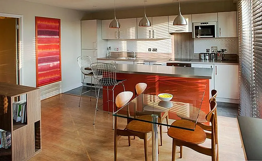 Столы с стеклянными верхами делают обслуживание очень легким. Вы можете легко стереть его и не беспокоиться о том, что еда или вино окрашивают стол.