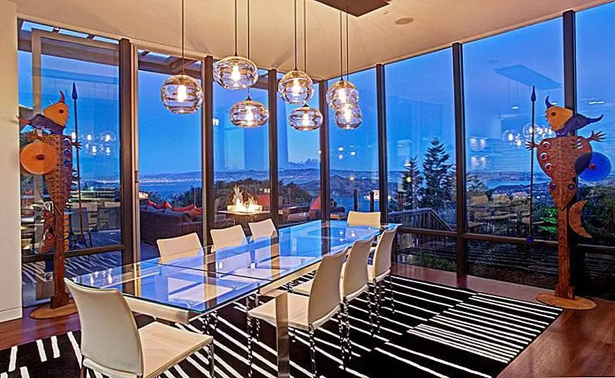 Еще одна приятная вещь о столах, которые имеют прозрачные стеклянные вершины, - это то, что они позволяют вам выделить красивый коврик.