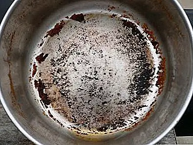 Вскипятите воду в свой сгоревший горшок с некоторыми стеблями ревеня. Через две или три минуты выньте горшок из жары и дайте ему остыть. Пятна должны исчезнуть! Вскипятите воду в свой сгоревший горшок с некоторыми стеблями ревеня. Через две или три минуты выньте горшок из жары и дайте ему остыть. Пятна должны исчезнуть!