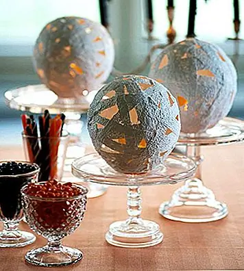 Еще один хитрый проект DIY, который будет сочетаться с вашей «мумифицированной» темой. Следуйте указаниям BHG и создайте темы маленьких мумий-головок для веселого центра обеденного стола, чтобы украсить мантию или даже забавные боковые столы в гостиной.