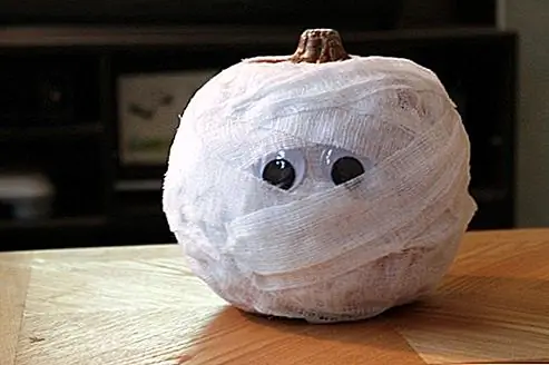 Сядь маленькую мумию за твоей дверью! Создайте эту легкую тыкву, чтобы одеть свое фойе или патио! Даже твои тыквы можно мумифицировать!