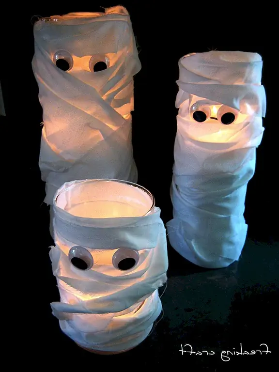 Добавьте жуткий свет в дом или крыльцо с этими вазами для мумии DIY. Все, что вам нужно сделать, это добавить чайные огни, чтобы они светились! Следуйте этому руководству и приступайте к работе!