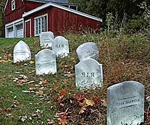 7 способов «кладбище» вашего дома для Хэллоуина