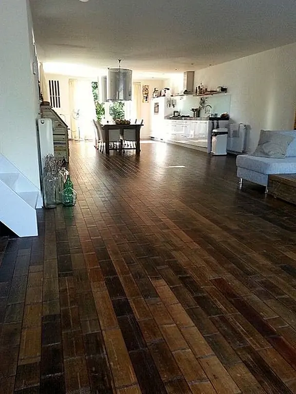 Как упоминалось выше, бамбук несколько более устойчив к повреждению воды, чем типичные полы из твердых пород дерева. Но поскольку бамбук по-прежнему является естественным, органическим материалом, слишком большая влажность вызывает деформацию, обесцвечивание или даже рост плесени.