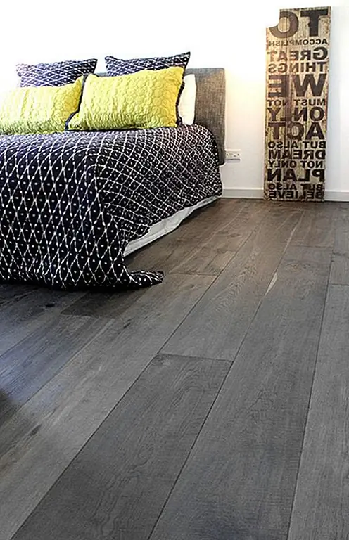 В зависимости от размера используемых бамбуковых досок расщепление может происходить в очень сухих или очень влажных средах. Если, например, бамбуковый паркет установлен во влажной зоне, доски будут расширяться (расширяться). В сухих регионах верно противоположное (сжимающиеся доски). В любом случае, бамбук, скорее всего, взломает.