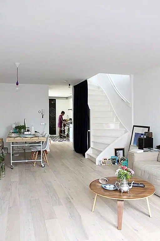 Хотя уникальный, современный внешний вид бамбука является одним из его основных обращений к полам современного пространства, именно эта самая современная атмосфера может быть недостатком, если смотреть на старинную эстетику очаровательного дома. {Найден на lovenordic}.