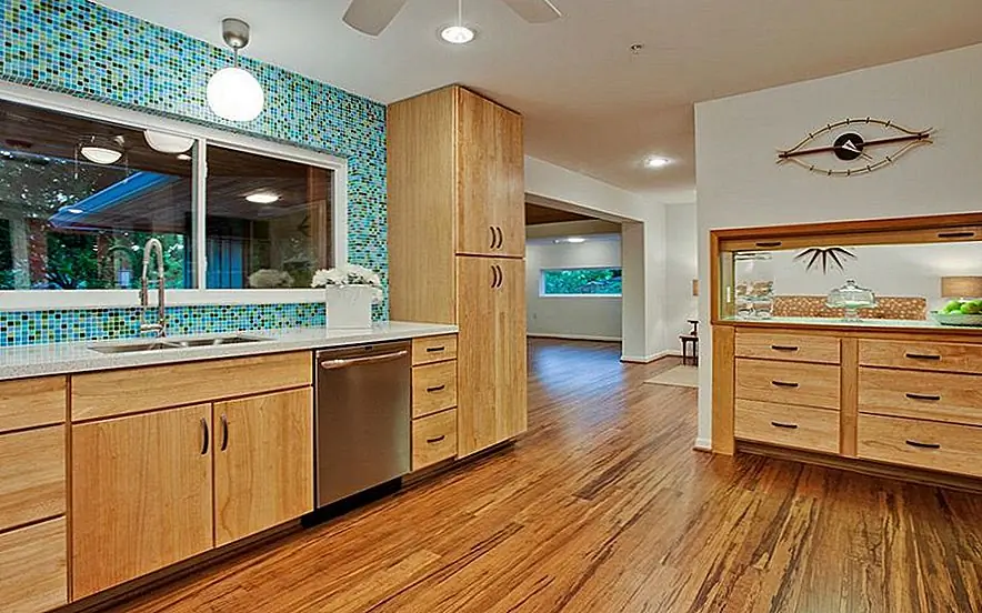 Некоторые бамбуковые полы из Китая потенциально содержат высокий уровень токсичных химических веществ, таких как клеи на основе формальдегида и покрытия. Поскольку бамбук необходимо нарезать или измельчить изначально, его затем следует скреплять вместе, чтобы сформировать доски, которые составляют напольное покрытие. Иногда используемый клей может высвобождать летучие органические соединения в воздух с течением времени, что делает бамбук нездоровым для вас и окружающей среды, Сертификация от Лесного попечительского совета (FSC) - это то, что нужно искать, чтобы избежать этого. {Найден на pbhconstruction}.