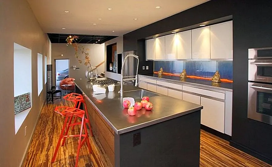 Для тех, кто нарисован на чистый, современный эстетический, бамбуковый паркет, отлично подходит к этому стилю. Модный вариант напольного покрытия элегантен и, хотя похож на лиственные породы, уникален. Различия могут быть тонкими, но неопровержимыми.